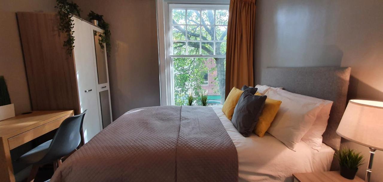 Darwin Stays - Service Accommodation In Newcastle Under Lyme City Centre Экстерьер фото