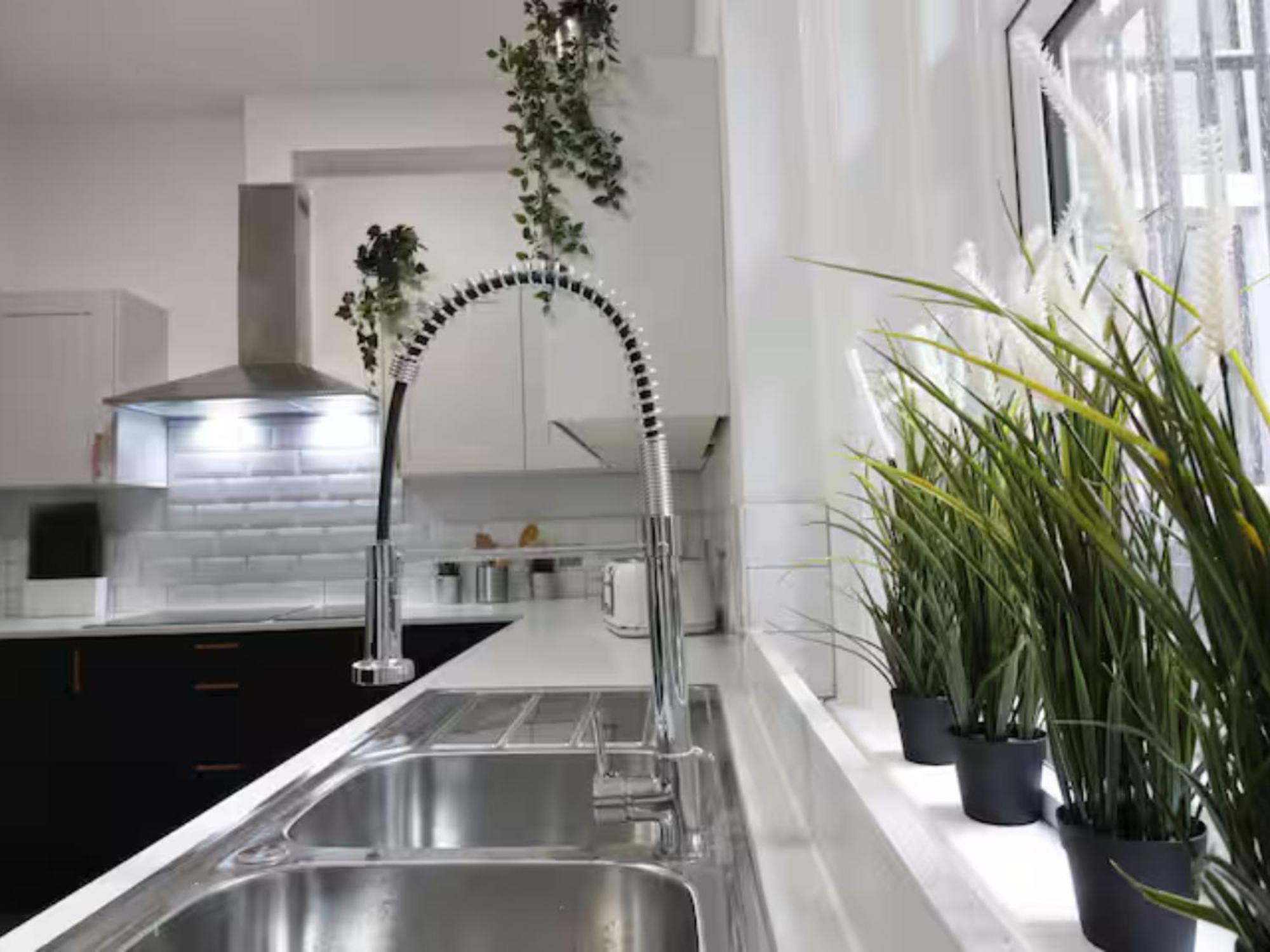 Darwin Stays - Service Accommodation In Newcastle Under Lyme City Centre Экстерьер фото