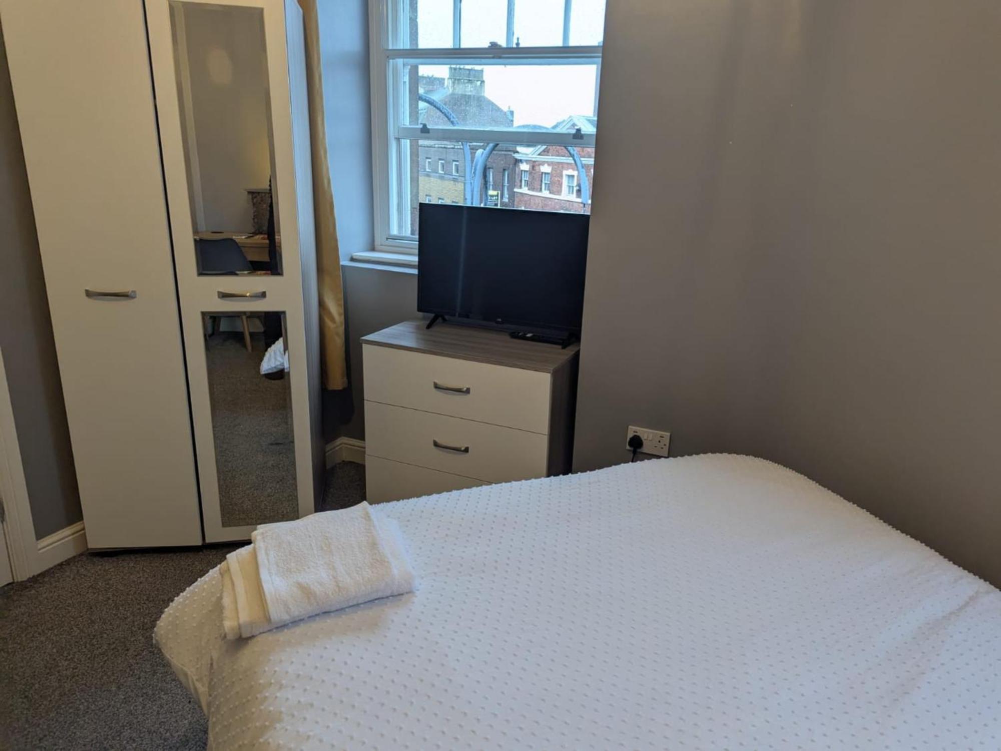 Darwin Stays - Service Accommodation In Newcastle Under Lyme City Centre Экстерьер фото