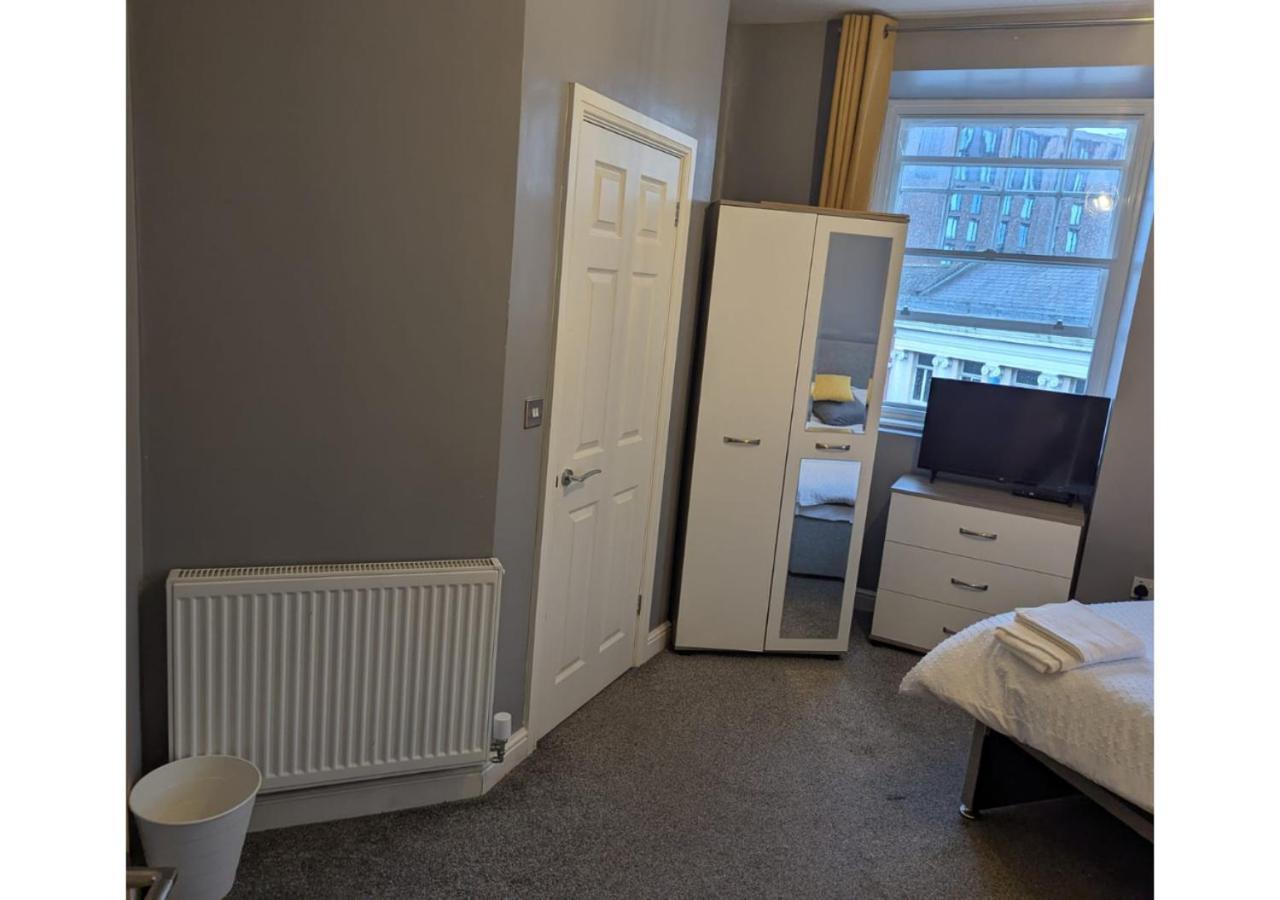 Darwin Stays - Service Accommodation In Newcastle Under Lyme City Centre Экстерьер фото