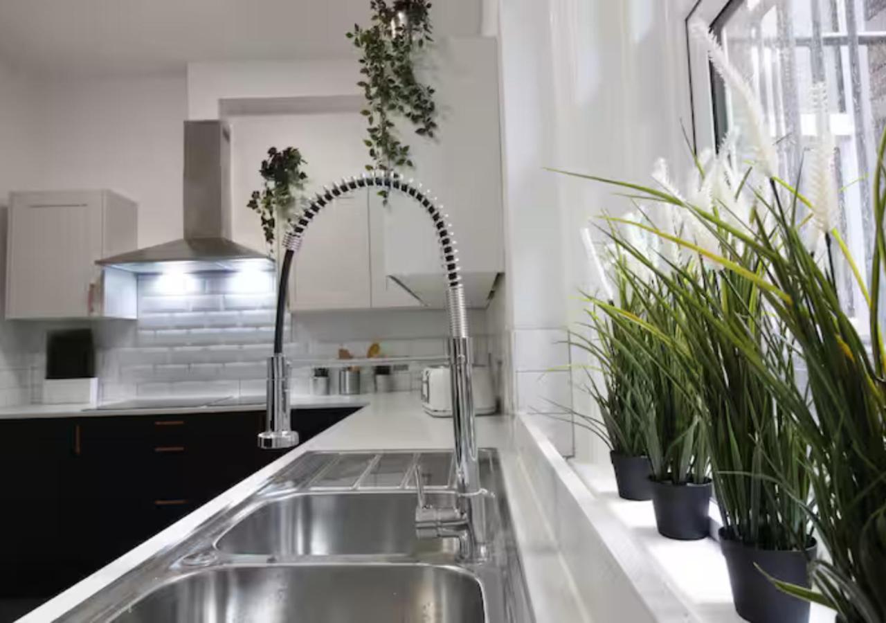 Darwin Stays - Service Accommodation In Newcastle Under Lyme City Centre Экстерьер фото
